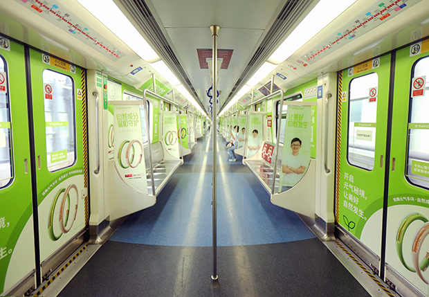 ニュース 2: 深圳地下鉄 4 号線 x 元気の蚊除けリング: 美しさを自然に発生する